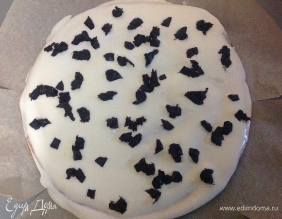 Теперь выкладываем лист пергамента прямо на чистую поверхность стола, нужно, чтобы пергамент был больше, чем корж в диаметре.
Кладем на пергамент первый корж, намазываемых его кремом, на 1 корж у меня уходило 3–4 ст. л. крема, поверх крема посыпаем нарезанным черносливом, и снова корж, так собираем торт, пока не закончатся все коржи, крем и чернослив.