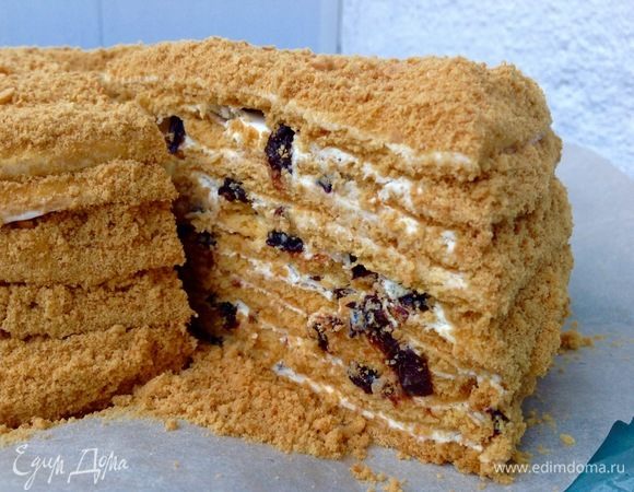 Затем берем по бокам за лист пергамента и переносим так торт вместе с листом на блюдо для торта.
Я делаю торт вечером для того, чтобы он всю ночь пропитывался, тогда он выходит нежнейший, и вкус чернослива, конечно,здесь совсем не лишний :)
Ну все:) Наш медовик готов, сделано с любовью :)