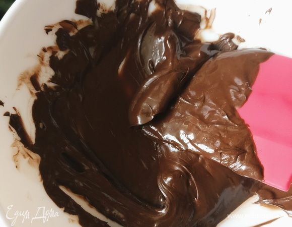 Шоколад растопить на водяной бане, дать немного остыть.