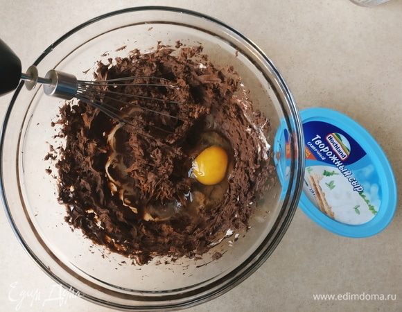 По одному добавить яйца. 