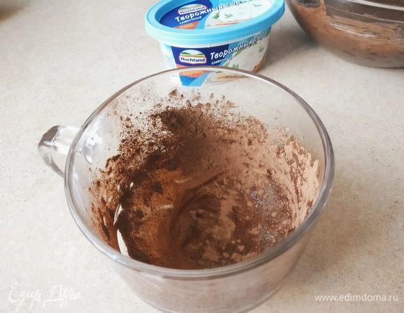 Форму для кекса (в моем случае большая чашка для двоих) выстелить пергаментом или смазать сливочным маслом и посыпать какао. 