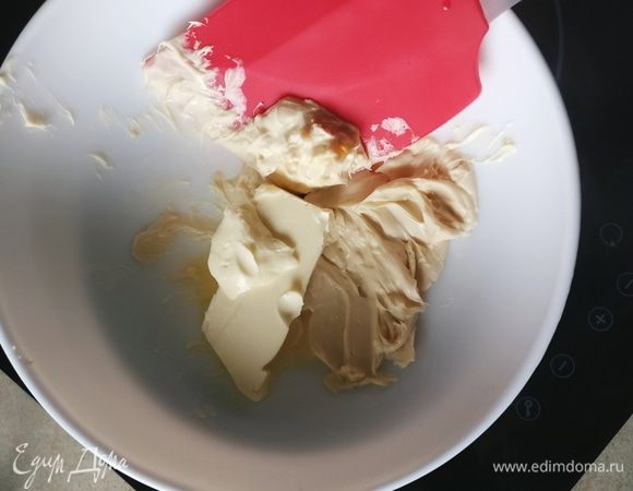 Растопить белый шоколад на водяной бане, добавить сливочное масло. Получим глазурь. Полить кекс глазурью, отправить в холодильник на 30 минут. 