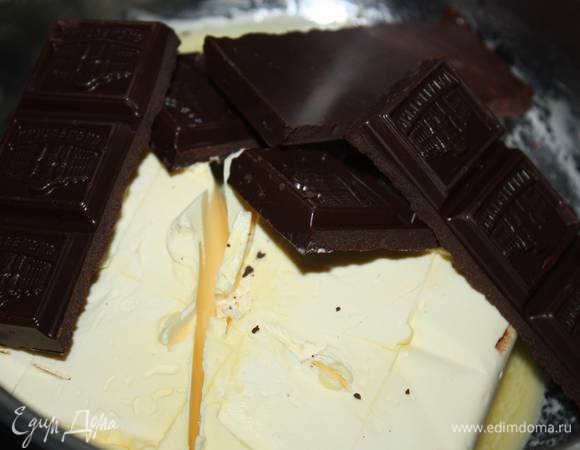 Сливочное масло и шоколад растопить на водяной бане. Перемешайте и немного остудите. Должна получиться однородная консистенция. 