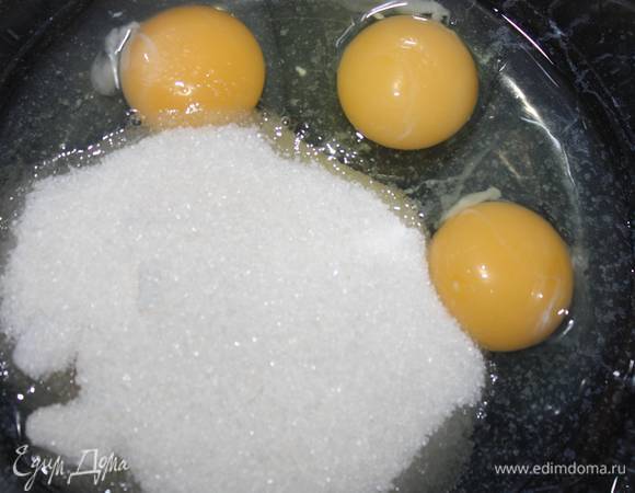 С помощью миксера взбить яйца и сахар. Должна образоваться пышная белая пена, а масса увеличится в несколько раз. 