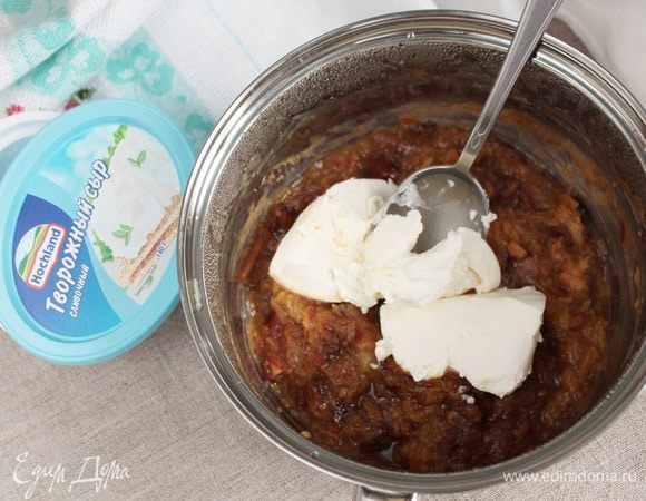 В остывшую фруктовую смесь добавить творожный сыр Hochland сливочный (140 г).