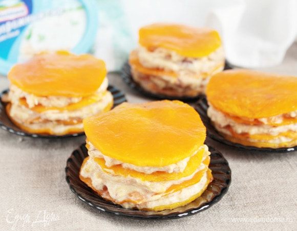 Теперь осталось собрать пирожные: тыквенный корж, крем (2 ч. л.), снова корж, снова крем... Каждое пирожное должно получиться из четырех тыквенных коржечков.