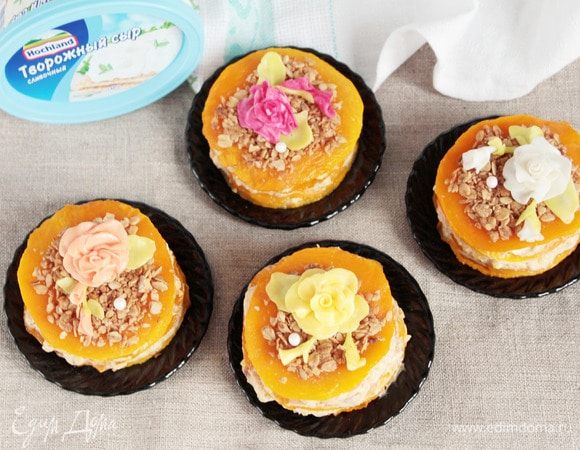 По желанию, пирожные украсить на свой вкус. Я немножко посыпала гранолой из овсянки, кстати, она здорово дополнила своей хрустинкой пирожные. И что-то в такую снежную метель захотелось лета и цветов, что у меня на пирожных «зацвели» розы из жевательных конфет.