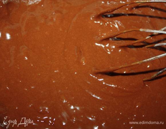 Далее переключите миксер на минимальную скорость и по одной столовой ложке введите муку (предварительно муку нужно смешать с разрыхлителем). 