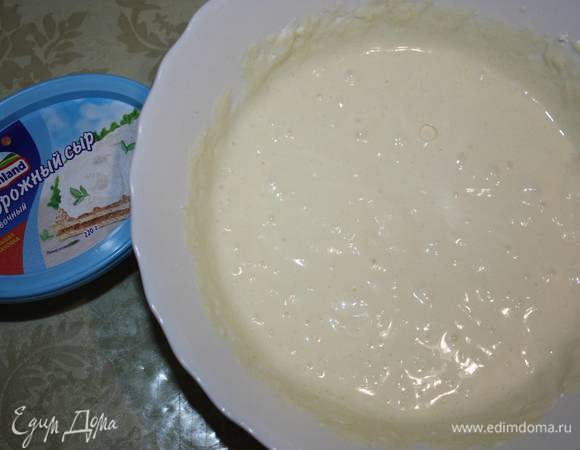 В отдельной посуде взбейте творожный сыр Hochland с оставшимися яйцами, сахаром и ванилином. 
