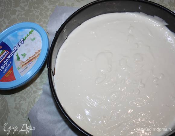 Сверху выкладываем светлую массу. Каждый слой следует разровнять, прежде чем заливать следующий. 