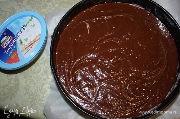 Верх залейте оставшейся шоколадной массой. Поставьте в духовку примерно на 1 час. Духовку следует предварительно разогреть до 200°С.