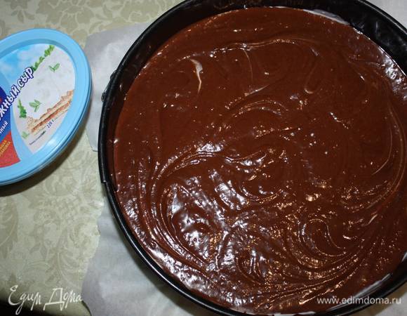 Верх залейте оставшейся шоколадной массой. Поставьте в духовку примерно на 1 час. Духовку следует предварительно разогреть до 200°С. 