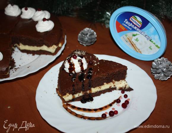 Готовый пирог вынуть из духовки. Снять разъемную форму. Украсить по желанию.