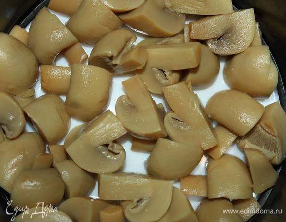 Грибы нарезать на четвертинки. Маслины нарезаем кружками. 