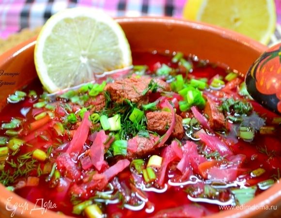 Мясо разобрать на кусочки. 
Добавить измельченный чеснок, имбирь, зелень, сок лимона или уксус за 10 минут до выключения борща. 
Всегда лучше дать немного времени настояться борщам и щам! 