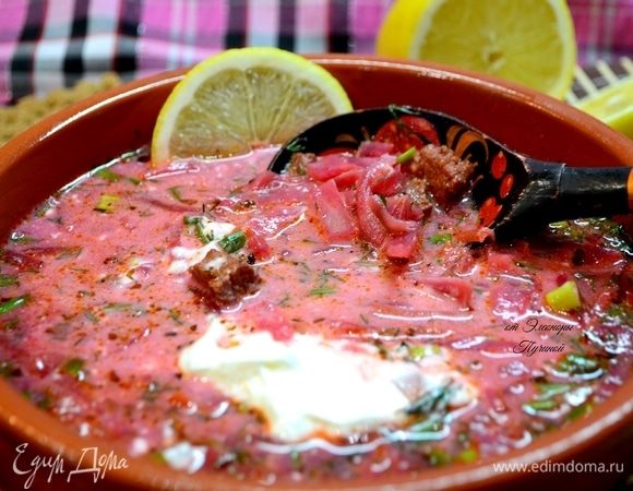 Подача может быть очень разнообразной, на любой вкус или настроение! Например, с лимоном, маринованным имбирем, хлебом или хлебцем ржаным, натертым чесноком, со сметаной, с картошкой или просто в чистом виде, просто борщ! 