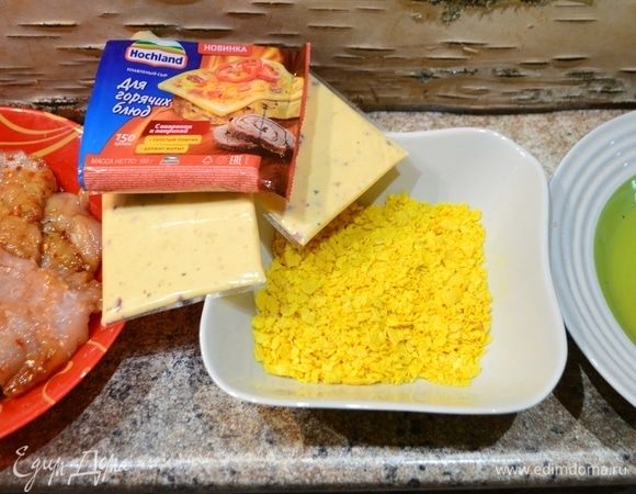 Подготавливаем все необходимые продукты.
Куриную грудку разрезаем на 4 филейных куска, отбиваем, посыпать специями любимыми и даем промариноваться.