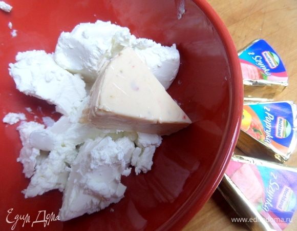 Сыр фетаки Hochland соединить с 1–2 треугольниками плавленого сыра от Hochland.