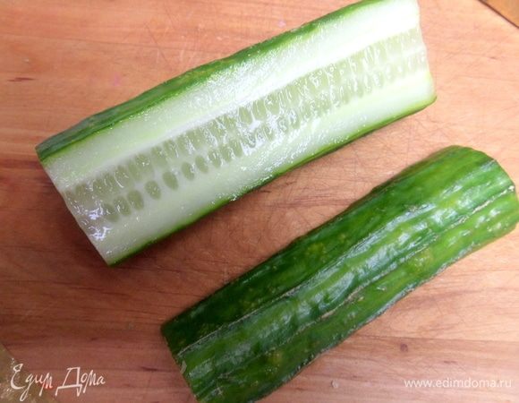 От огурца отрезать края и снять «крышечку».
