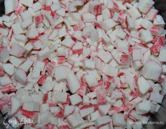 Крабовые палочки нарезать мелким кубиком. 