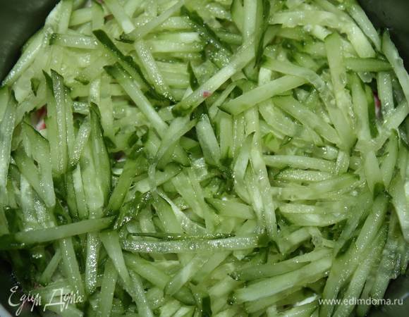 Огурцы натираем на корейской терке. 