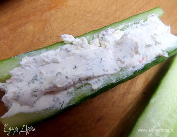 Наполнить плотно начинкой.