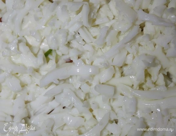 Белок трем на средней терке (яйца следует отварить заранее). 