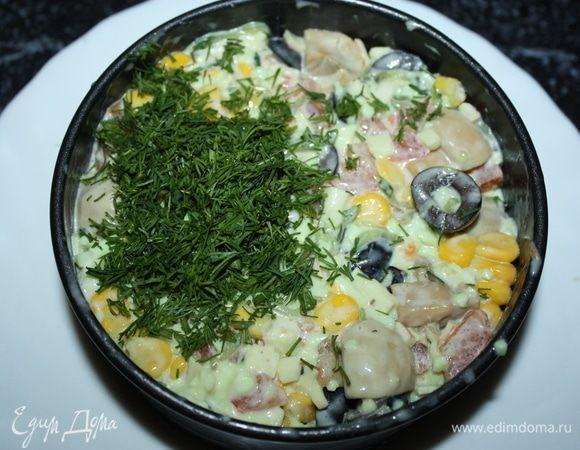 Все ингредиенты перемешать. Добавить плавленый сыр Hochland и еще раз тщательно перемешать. Сверху посыпать мелко рубленым свежим укропом. 