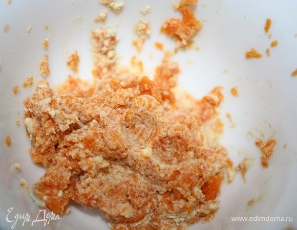 Желток растереть (яйца следует отварить заранее) и смешать с морковкой (предварительно отварить и протереть на мелкой терке). Из этой массы нужно будет сделать «тычинки» для «каллы».    