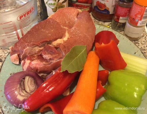 Для этого блюда я всегда покупаю телятину, так как телятина получается всегда нежной и готовится быстро. Духовку нагреть до 170°С.