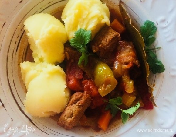 Готовый гуляш достать из духовки и дать настояться 10 минут.