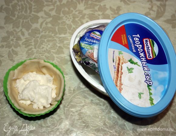 Начинить творожным сыром Hochland. 
