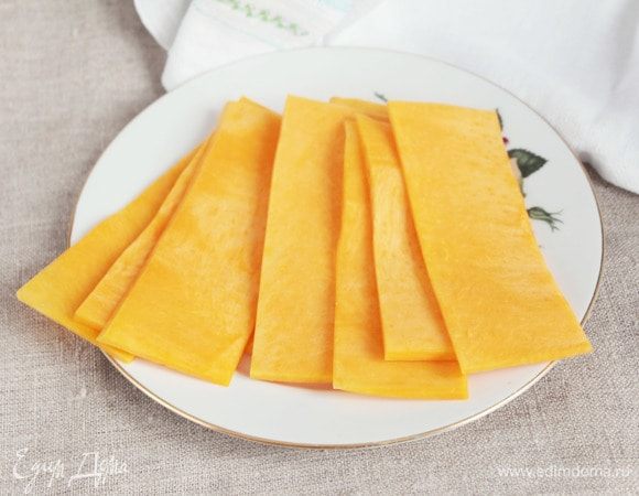 Тыкву очистить и нарезать пластинками толщиной 3 мм, шириной 3 см, длиной 12–13 см. Пластинок достаточно 8 штук, можно еще несколько лишних, но меньше не стoит.