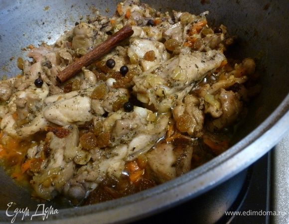 Всыпать горсть промытого изюма, положить палочку корицы и можжевеловые ягоды.