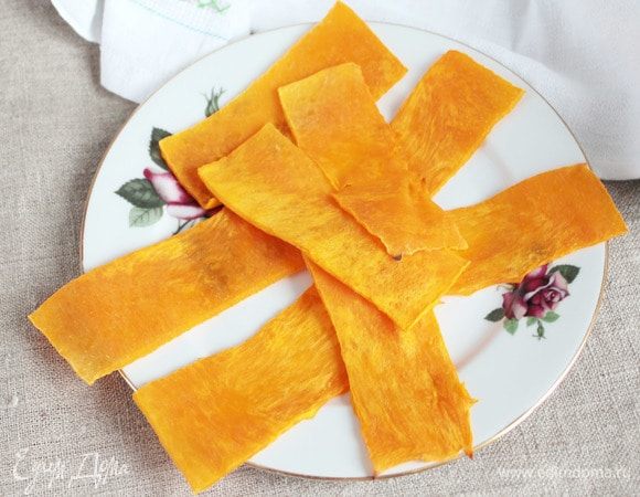 Запеченные пластинки остудить. Их можно приготовить днем раньше и хранить в холодильнике, накрыв пищевой пленкой или пакетиком, чтобы не заветрились.