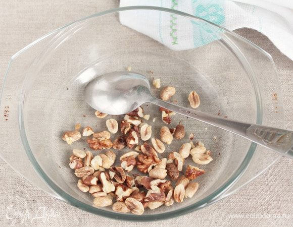 Грецкие орехи (1 ст. л.) и арахис (1 ст. л.) необходимо обжарить удобным для вас способом. Я обжарила в микроволновке (максимальная мощность 800 Вт) буквально 1,5 минуты, но за это время два раза перемешала и некоторое время после, так как процесс жарки продолжается.