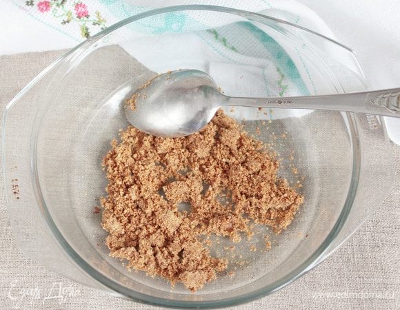 Обжаренные орехи остудить и смолоть в кофемолке в крошку.