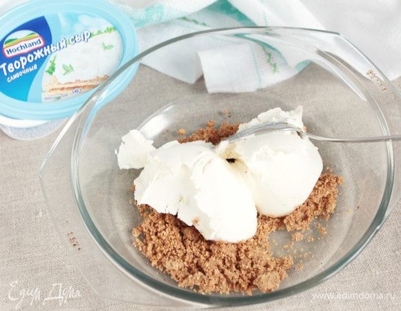 Добавить в ореховую крошку творожный сыр Hochland сливочный (140 г).