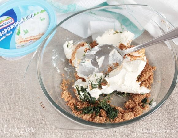 Творожный сыр Hochland есть сразу с зеленью, но у нас в продаже не оказалось его. Поэтому я добавила щепотку укропа свежезамороженного.