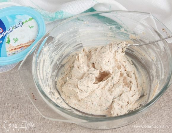 Добавить 1 щепотку молотого перца кайенского и тщательно перемешать. 