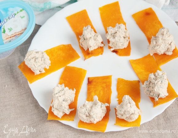 На каждую пластинку равными частями выложить сырно-ореховую начинку.