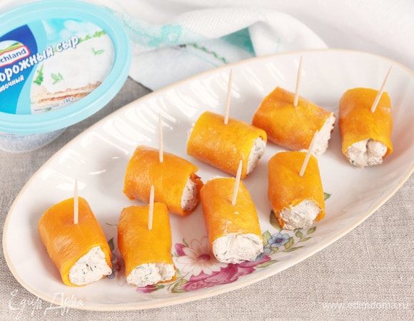 Свернуть каждую тыквенную пластинку рулончиком. Рулончики не распадаются, но ввиду того, что они очень нежные, стоит подать к ним шпажки, как для канапе.