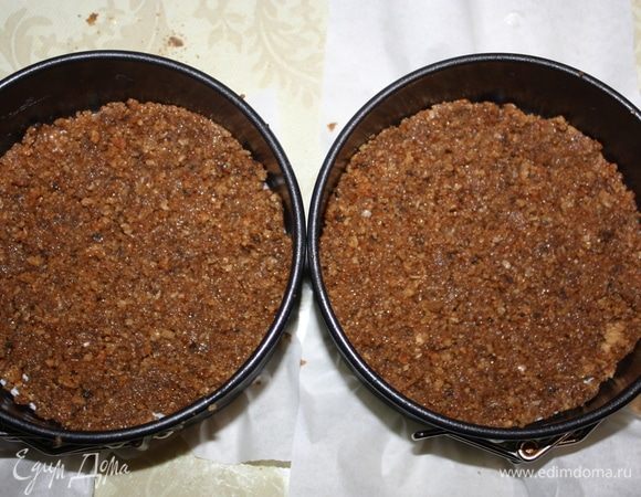 Добавить сгущенное молоко вареное и тщательно перемешать. На дно форм положить массу из печенья и разровнять. Убрать в холодильник минут на 20–25. 