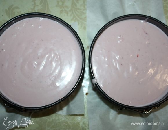 Крем выложить в формы на печенье, разровнять. Отправить в холодильник на 2–3 часа. 