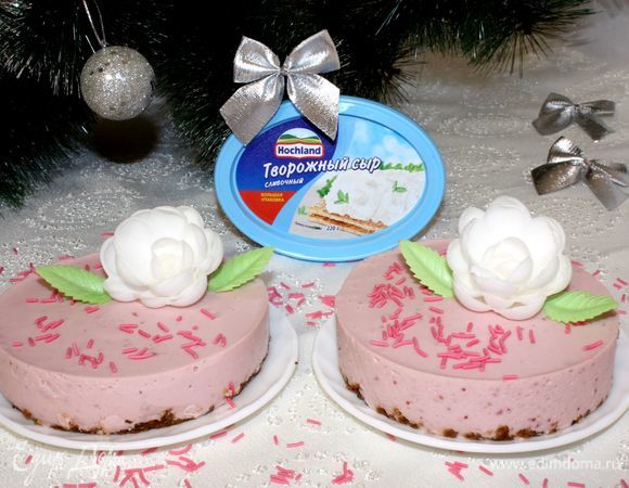 Спустя 2–3 часа снять разъемную форму и украсить сахарными цветами.  