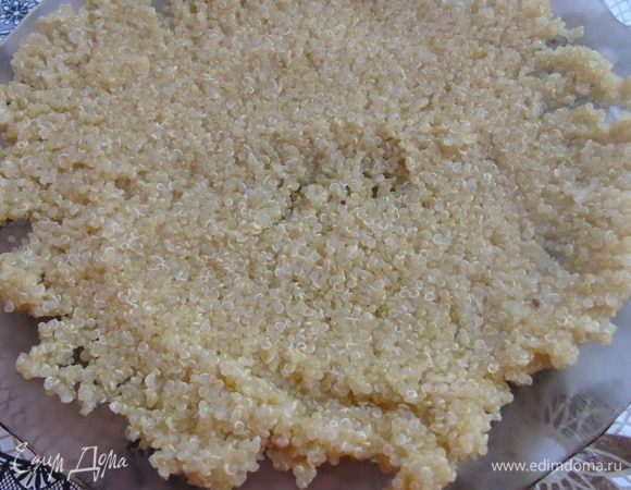 Киноа промойте в нескольких водах, залейте водой 1:2, на полстакана киноа — 1 стакан воды, и варите на медленном огне под крышкой 15 минут.