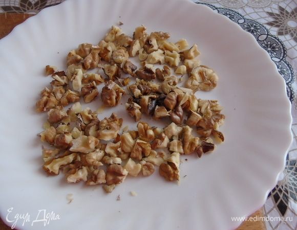 Миндальные лепестки подсушите на сковородке, я использовала грецкий орех.  