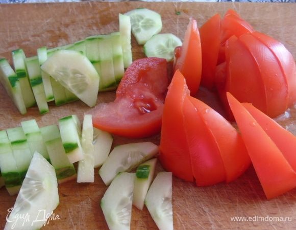 Помидоры и огурцы нарежьте не мелко.