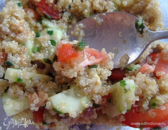 Добавляем холодное киноа, поливаем заправкой, солим перчим. Для заправки: смешиваем лимонный сок и оливковое масло в количестве 1:3 (1 часть лимонного сока и 3 части масла).