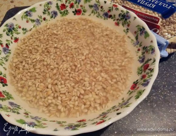 Запарим перловку кипятком на то время, пока будут обжариваться овощи и грибы.